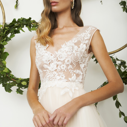 Non solo white, un tocco di colore per la sposa 2020